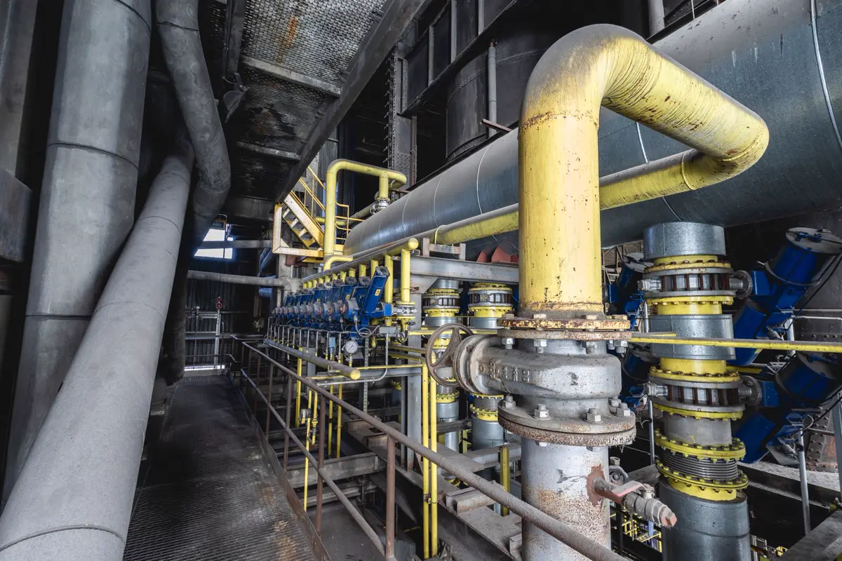 Industrielle Rohrleitungen mit Ventilen